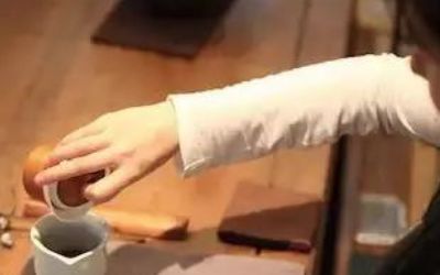 三才蓋碗的正確拿法，三才蓋碗抓碗法圖解