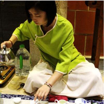 女士喝茶的手勢，女人正確喝茶手勢姿勢圖