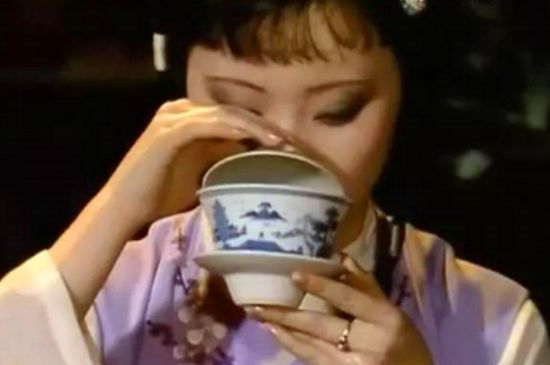 女士喝茶優(yōu)雅姿勢，女士正確喝茶姿勢禮儀