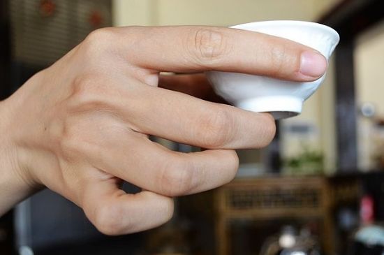 女士喝茶的手勢，女人正確喝茶手勢姿勢圖