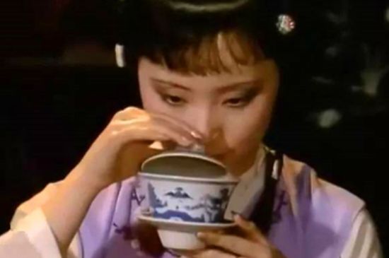 女士喝茶優(yōu)雅姿勢，女士正確喝茶姿勢禮儀