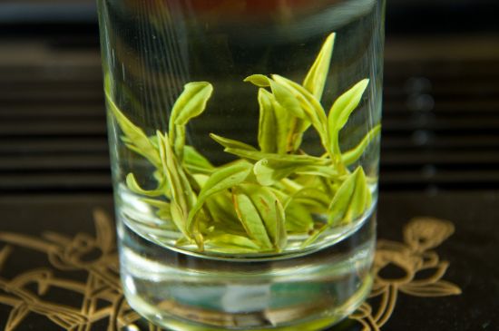 安吉白茶冷藏好還是冷凍好？這個需要根據(jù)存放時間來選擇