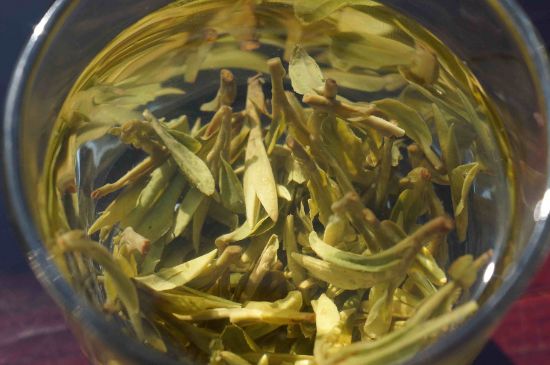 安吉白茶冷藏好還是冷凍好？這個需要根據(jù)存放時間來選擇