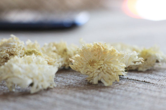 菊花茶買小朵還是大朵，泡茶用的小菊花和大菊花哪個(gè)好