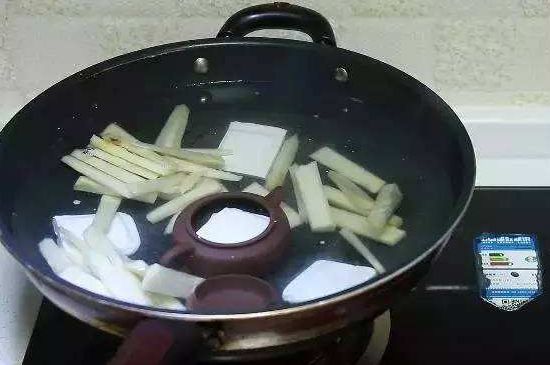 開(kāi)壺放豆腐是錯(cuò)誤的，新買(mǎi)的紫砂壺正確開(kāi)壺建議