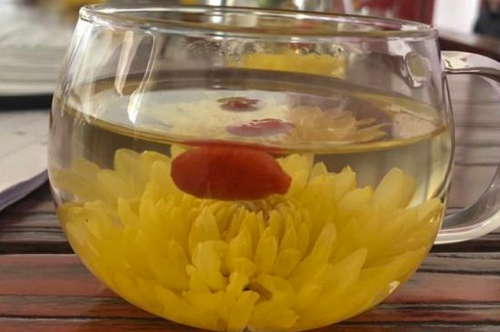 晚上可以喝菊花茶泡水嗎，睡覺(jué)前能不能喝菊花茶？