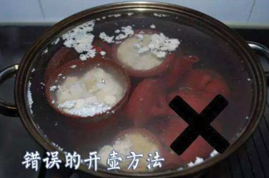 開(kāi)壺放豆腐是錯(cuò)誤的，新買(mǎi)的紫砂壺正確開(kāi)壺建議