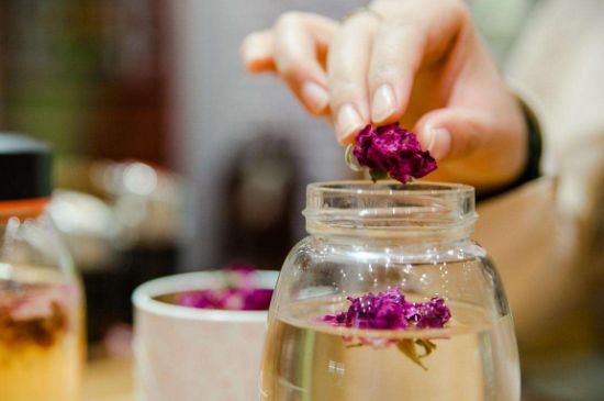 好玫瑰花茶多少錢(qián)一斤啊，玫瑰花茶價(jià)格多少錢(qián)合理？