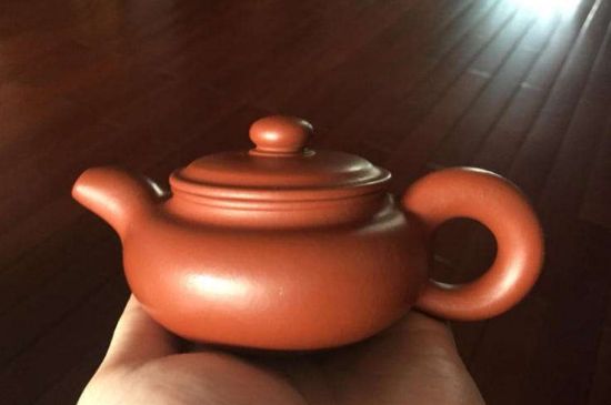 朱泥<a href=http://www.nanfanggl.com/chaju/zisha/ target=_blank class=infotextkey>紫砂壺如何開壺</a>，朱泥壺日常泡茶養(yǎng)護(hù)