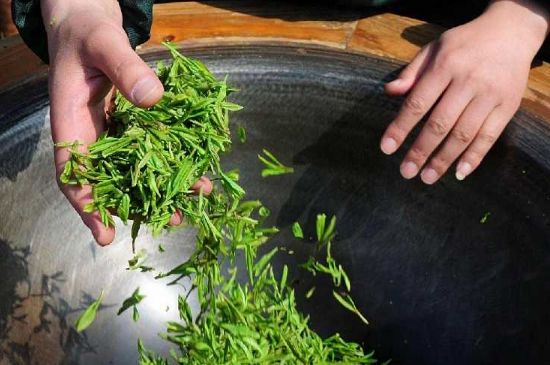 龍井茶炒茶葉怎么炒出好茶色，茶葉怎樣做出來(lái)最綠？