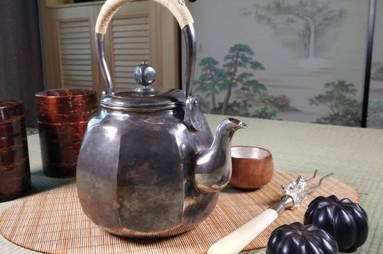 銀壺泡茶后為什么會(huì)變黑，銀壺內(nèi)膽發(fā)黑怎么辦