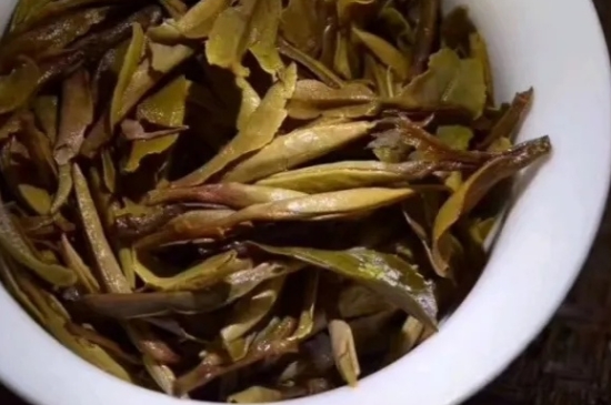 老白茶上火還是去火？夏季喝煮的老白茶會容易上火！