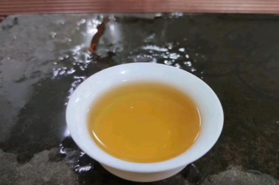 新舊白茶怎么區(qū)分，怎么分辨白茶是新還是舊