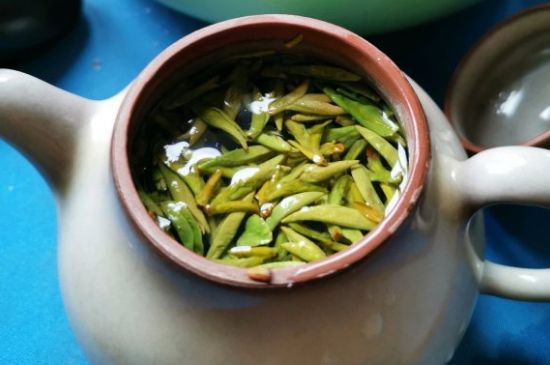 龍井茶放二年了能喝嗎，過期龍井茶的妙用！