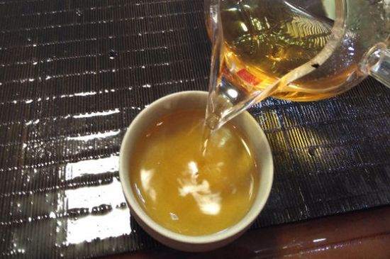 女人喝金駿眉的好處和壞處，女性喝金駿眉可減肥養(yǎng)顏