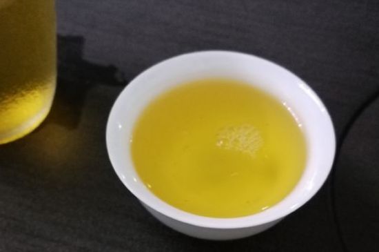 女人喝金駿眉的好處和壞處，女性喝金駿眉可減肥養(yǎng)顏