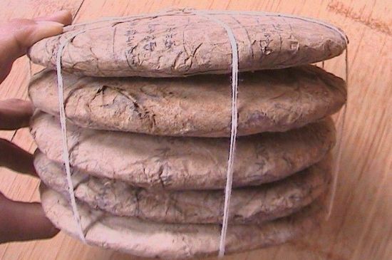 茯磚茶與普洱茶哪個(gè)好，茯茶和普洱茶口味區(qū)別