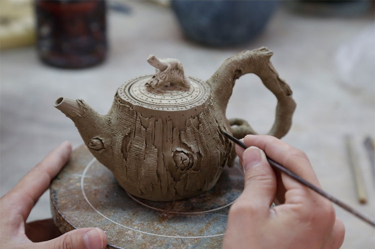 仿木外皮紫砂壺，創(chuàng)意木樁手工雕刻紫砂壺