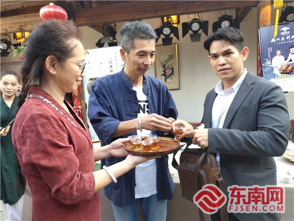 武夷山市回春巖茶廠相關(guān)負(fù)責(zé)人（中）邀請(qǐng)外國(guó)駐華使節(jié)品茶